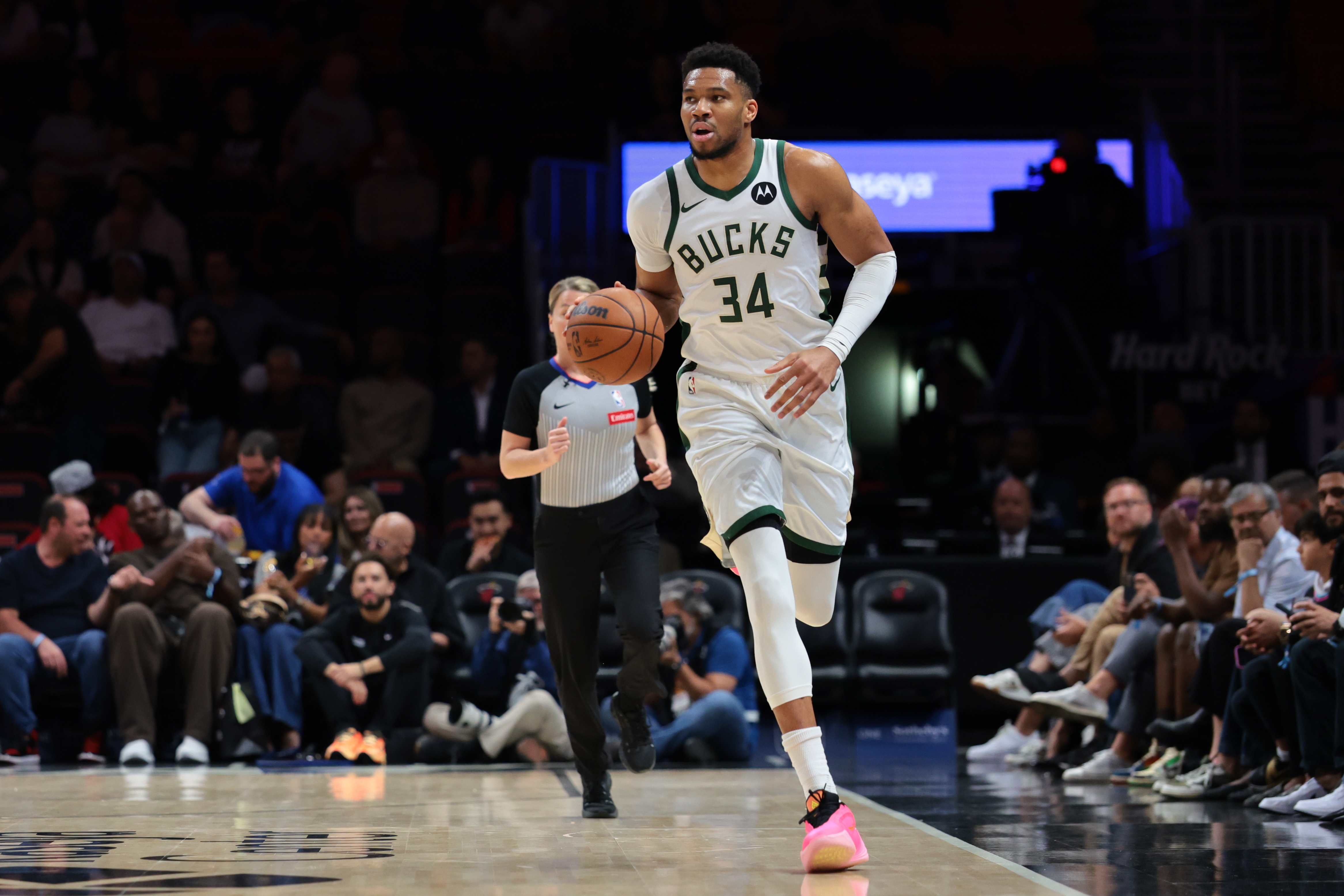 足球比分-字母哥：我不会做影像检查 我打算先回家休息看看明天感觉如何